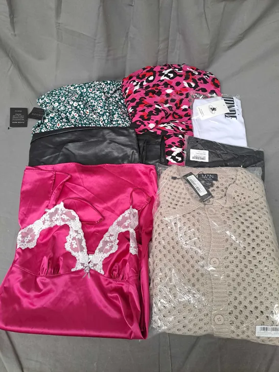 BOX OF APPROXIMATELY 25 ASSORTED CLOTHING ITEMS TO INCLUDE - DRESSES, SLIP, JEANS - ETC