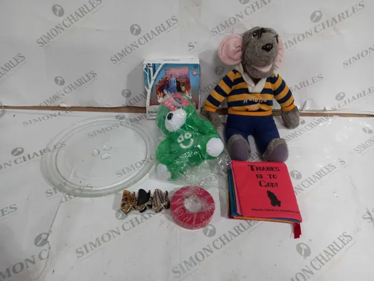 APPROXIMATELY 10 ASSORTED ITEMS TO INCLUDE ROLAND RAT, TEDDY BEARS AND MICROWAVE PLATE