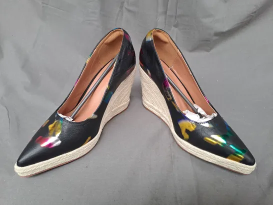 BOXED PAIR OF DESIGNER POINTED TOE HIGH WEDGE SHOES IN BLACK/MULTICOLOUR EU SIZE 41