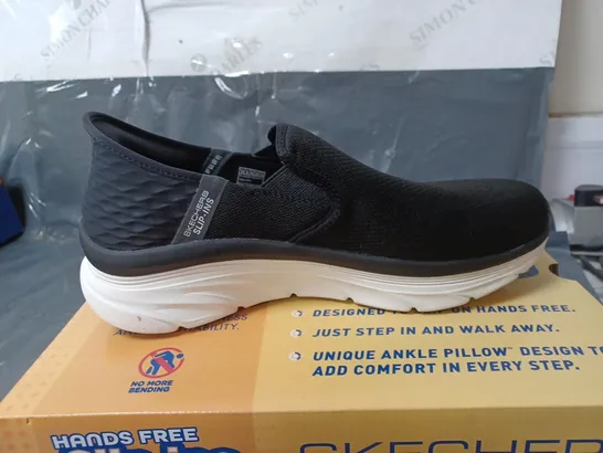 BOXED PAIR OF SKECHERS D'LUX WALKER SLIP-INS - black - SIZE 9 UK