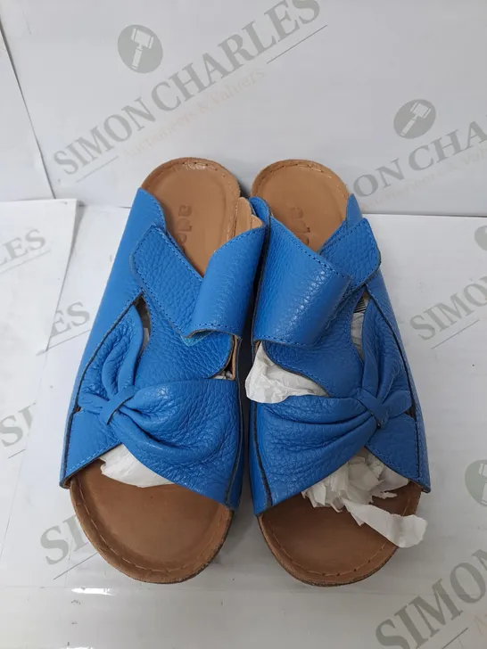 BLUE LEATHER BOW  SANDALS SIZE 4