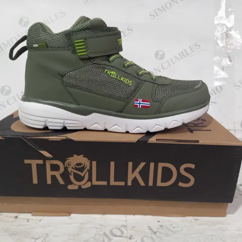 BOXED PAIR OF TROLLKIDS STAVANGER NID CUT WINTER SHOES IN MOSS/LIME UK SIZE 4