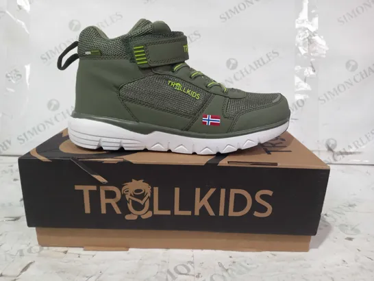 BOXED PAIR OF TROLLKIDS STAVANGER NID CUT WINTER SHOES IN MOSS/LIME UK SIZE 4