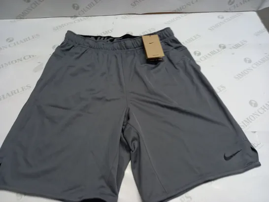 NIKE GREY 9" LENGTH SHORTS - M