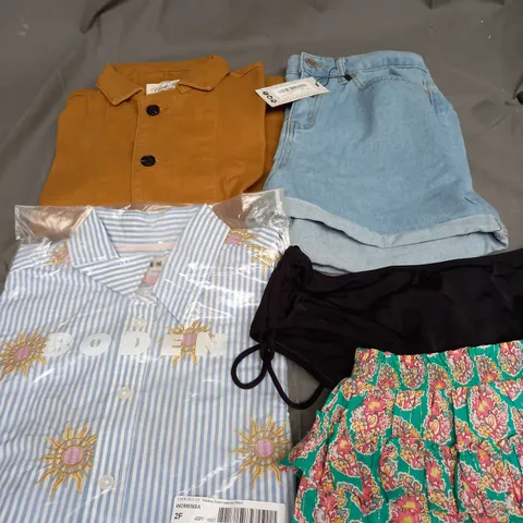 BOX OF APPROXIMATELY 25 ASSORTED CLOTHING ITEMS TO INCLUDE - SHORTS , SHIRT ,JACKET ETC