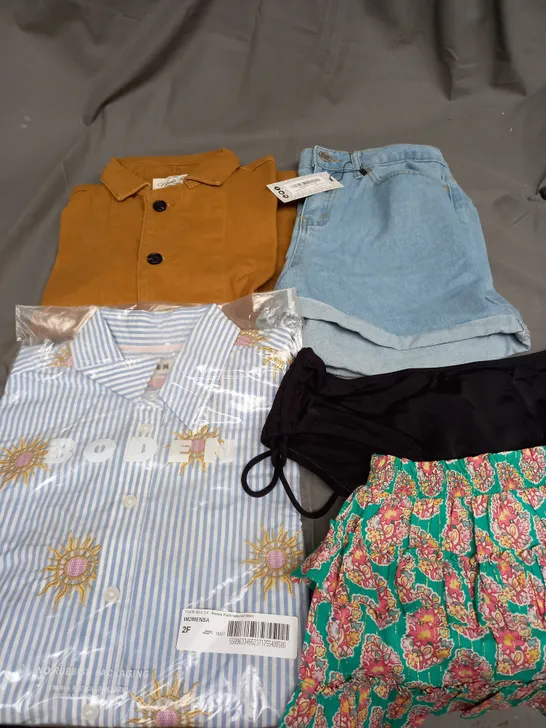 BOX OF APPROXIMATELY 25 ASSORTED CLOTHING ITEMS TO INCLUDE - SHORTS , SHIRT ,JACKET ETC