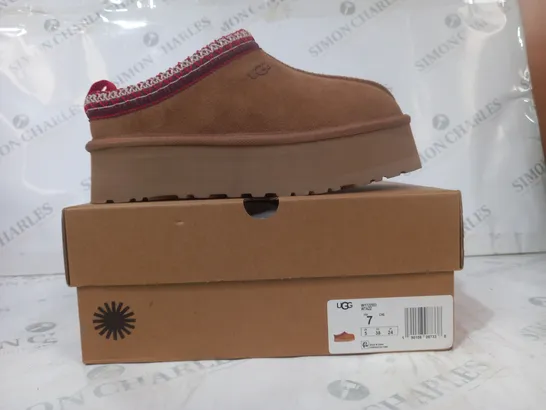 BOXED PAIR OF UGG WTAZZ SHOES IN CHESTNUT SIZE 5