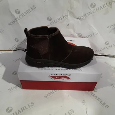 BOXED SKECHERS ARCH FIT SUEDE ANKLE BOOTS SIZE 10