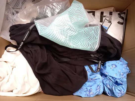 BOX OF APPROXIMATELY 25 ASSORTED CLOTHING ITEMS TO INCLUDE - JEANS , BRA , SHORTS ETC