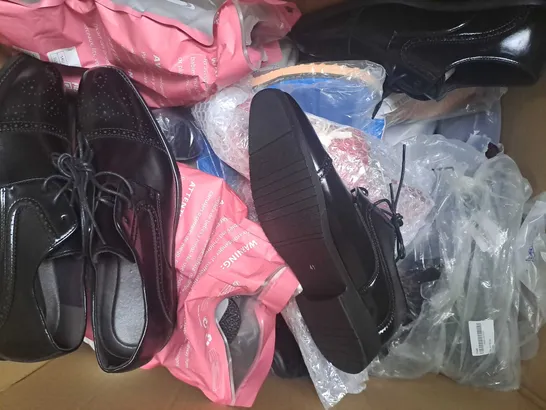 BOX OF APPROXIMATELY 15 ASSORTED PAIRS OF SHOES AND FOOTWEAR ITEMS IN VARIOUS STYLES AND SIZES TO INCLUDE KICKERS, CUSHIONAIRE, ETC - COLLECTION ONLY