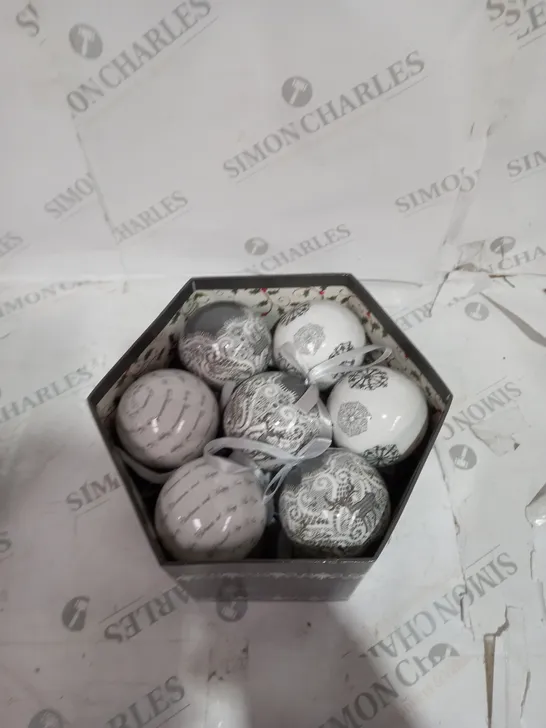 CHRISTMAS BAUBLE SET - WHITE/GREY 