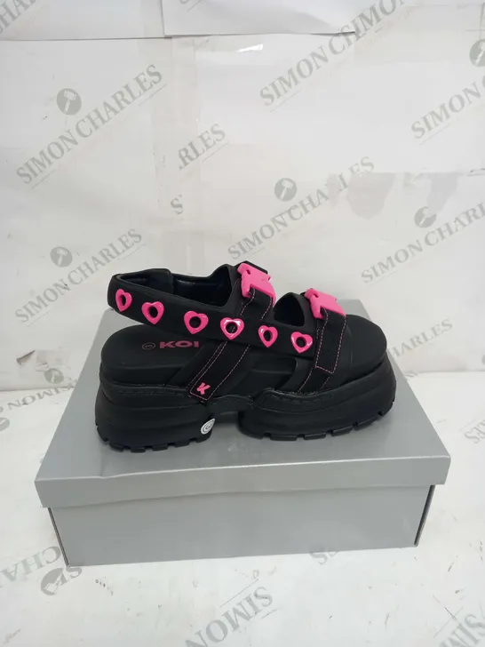 BOXED PAIR OF KOI FOOTWEAR FAKE FEELINGS CHUNKY SANDALS IN BLACK/PINK- SIZE 3