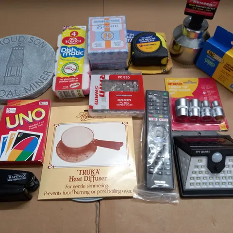 LOT OF ASSORTED HOUSEHOLD ITEMS TO INCLUDE TACWISE STAPLES, 8 SPEED CHAIN AND HEAT DIFFUSER