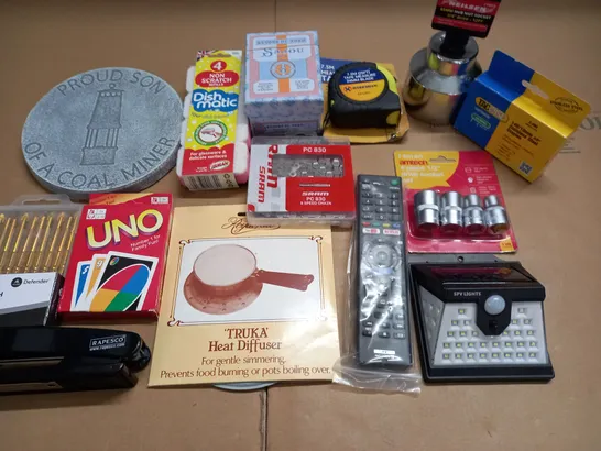 LOT OF ASSORTED HOUSEHOLD ITEMS TO INCLUDE TACWISE STAPLES, 8 SPEED CHAIN AND HEAT DIFFUSER