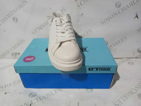 BOXED PAIR OF DT NEW YORK TRAINERS IN WHITE EU SIZE 38