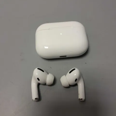BOXED GEARGEEK WIRELESS EARPHONES WITH CHARGING CASE IN WHITE 