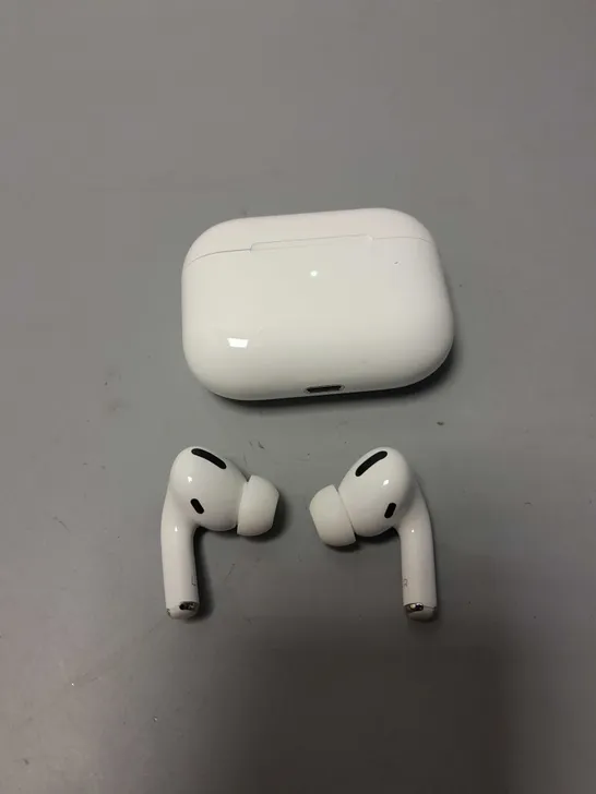 BOXED GEARGEEK WIRELESS EARPHONES WITH CHARGING CASE IN WHITE 