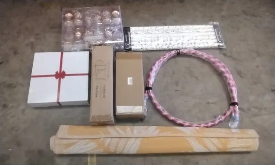 PALLET OF ASSORTED ITEMS INCLUDING PUMBLER PET CRATE, HULA HOOP, WRAPPING PAPER, LED CEILING LIGHT, CHRISTMAS CANDLE HOLDER, CLEAR/GOLD BAUBLE SET