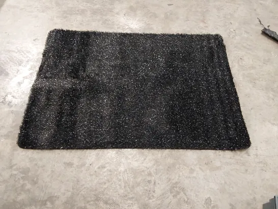 SOLID COLOUR SHAGGY BLACK INDOOR/OUTDOOR RUG // 120 X 170CM