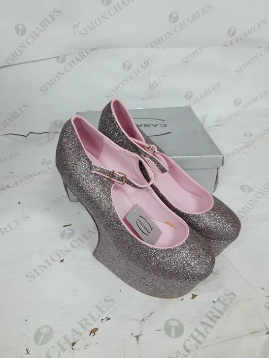 BOXED PAIR OF CASSANDRA PLATFORM SHOE IN MULTICOLOUR  GLITTER SIZE 7