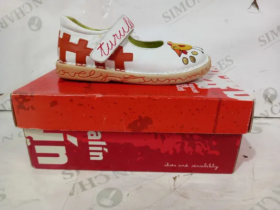 BOXED PAIR OF GARVALIN CHILDREN'S SHOES IN WHITE WITH CHICKEN DESIGN SIZE UNSPECIFIED