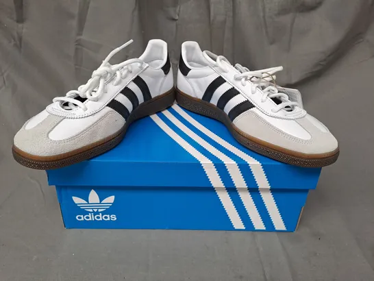 BOXED PAIR OF ADIDAS HANDBALL SPEZIAL SHOES IN WHITE/BLACK UK SIZE 9