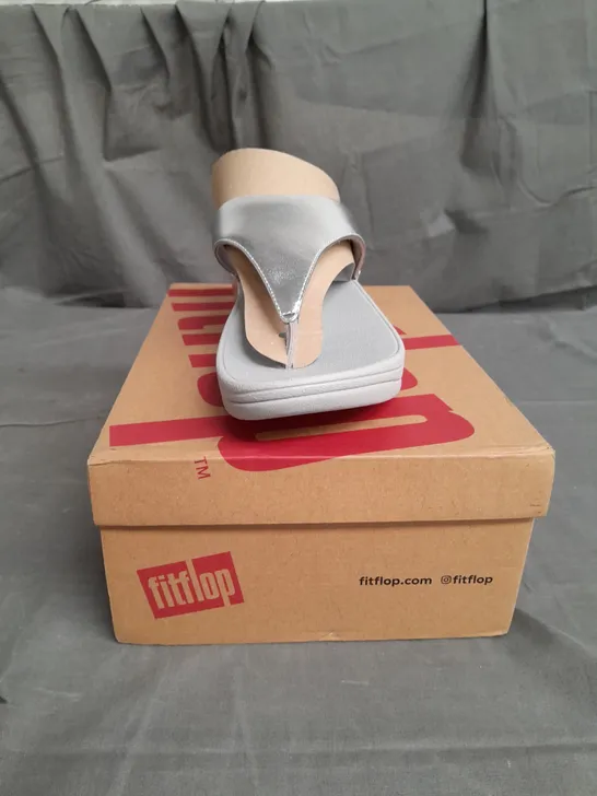 BOXED PAIR OF FITFLOP WOMENS LULU LEATHER TOEPOST SILVER SIZE 8