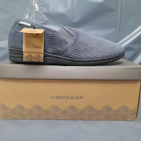 BOXED PAIR OF DUNLOP SLIPPERS IN GREY UK SIZE 8