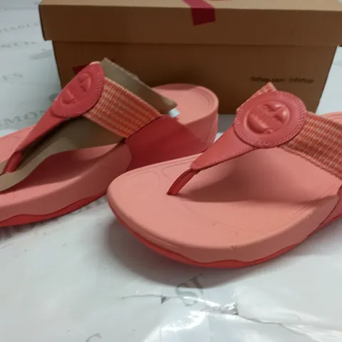 BOXED PAIR OF FITFLOP WALKSTAR FINESTRIP TOE-POST SANDALS IN SUNSHINE CORAL - UK 5