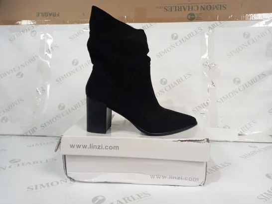 BOXED PAIR OF LINZI SIDE-ZIP BLOCK HEELED BOOTS IN BLACK EU SIZE 39