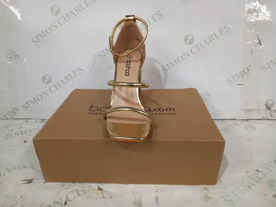 BOXED PAIR OF BOOHOO TRIPLE STRAP BLOCK HEEL SANDALS IN GOLD COLOUR EU SIZE 38