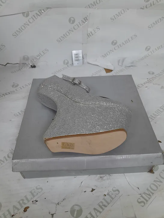 BOXED PAIR OF CASANDRA PLATFORM STRAP SHOE IN SILVER GLITTER SIZE 4