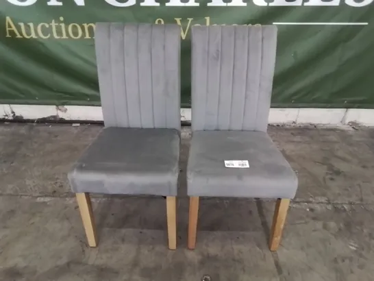 PAIR OF DESIGNER SALISBURY UPHOLSTERED DINING CHAIRS GREY PLUSH FABRIC OAK LEGS