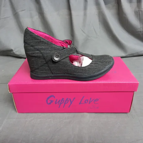 BOX OF APPROXIMATELY 6 PAIRS OF GUPPY LOVE OPEN TOP VELCRO WEDGE SHOE SIZE 5.5