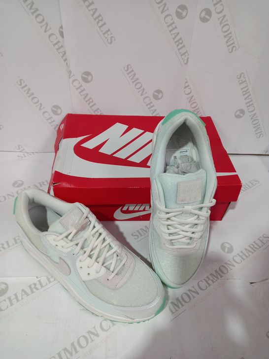 BOXED PAIR OF NIKE WHITE TRAINERS SIZE 9
