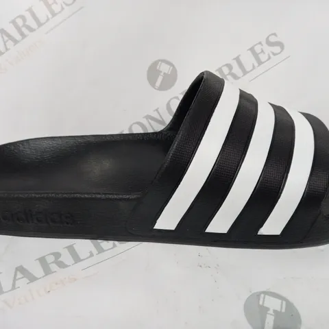 PAIR OF ADIDAS SLIDERS IN BLACK/WHITE SIZE 10