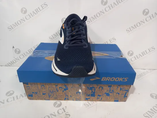 BOXED PAIR OF BROOKS GHOST TRAINERS IN NAVY/ORANGE/WHITE UK SIZE 8