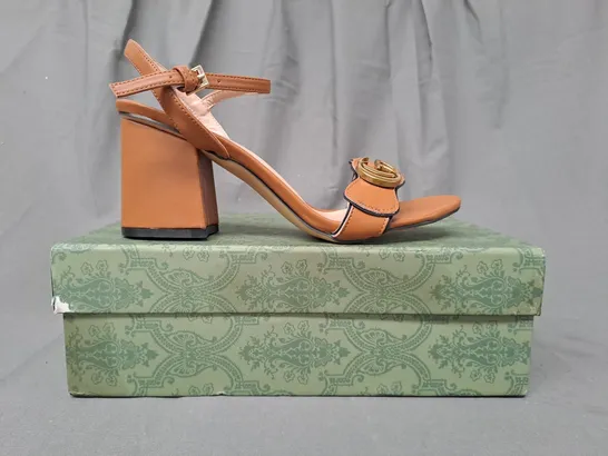 BOXED PAIR OF GUCCI OPEN-TOE BLOCK HEEL SANDALS IN BROWN EU SIZE 38