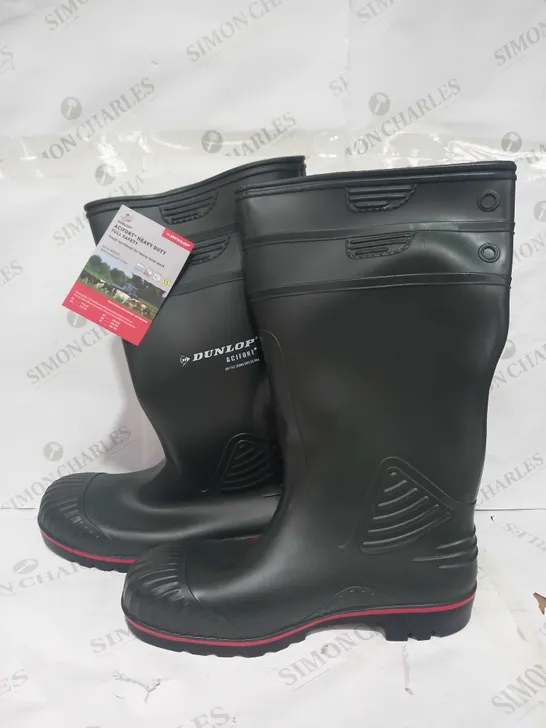 PAIR OF BRAND NEW DUNLOP ACIFORM HEAVY DUTY FULL SAFTEY WORKBOOTS IN GREEN/RED/BLACK - UK SIZE 11