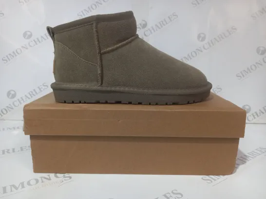 BOXED PAIR OF UGG FAUX FUR LINED SHOES IN OLIVE UK SIZE 5