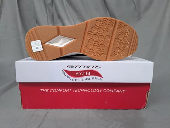 BOXED PAIR OF SKECHERS ARCH-FIT SHOES IN BLACK SIZE 6