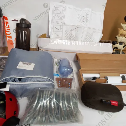 LOT OF APPROX 10 ASSORTED HOUSEHOLD ITEMS TO INCLUDE FLASK, BLENDER JUG, TOWEL RACK, ETC 