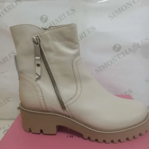 BOXED PAIR OF MODA IN PELLE ZIPSTER LEATHER BOOTS IN OFF WHITE SIZE 6