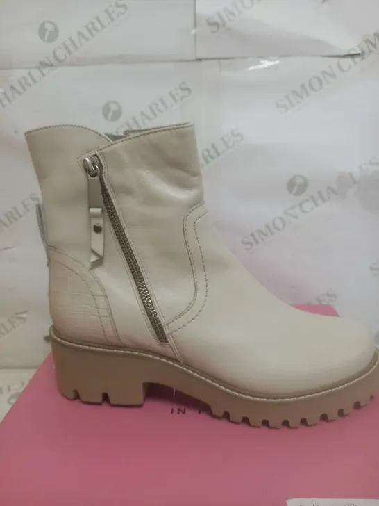 BOXED PAIR OF MODA IN PELLE ZIPSTER LEATHER BOOTS IN OFF WHITE SIZE 6