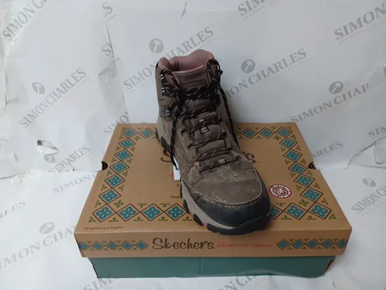 BOXED PAIR OF SKECHERS HIKING BOOTS IN CHOCOLATE - SIZE 8