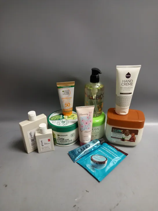 LOT OF APPROX. 11 SKIN AND BODY MOISTURISING CREAMS
