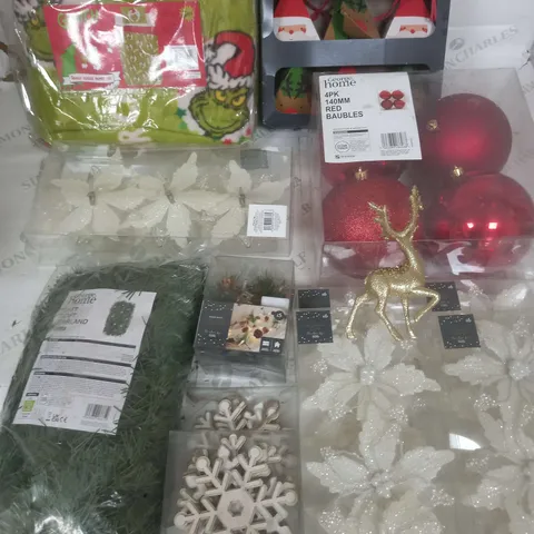 LOT OF APPROXIMATELY 18 ASSORTED SEASONAL ITEMS TO INCLUDE GRINCH FLEECE, 400MM BAUBLES AND FLOWER CLIPS