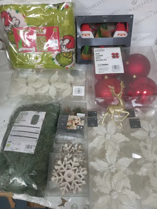 LOT OF APPROXIMATELY 18 ASSORTED SEASONAL ITEMS TO INCLUDE GRINCH FLEECE, 400MM BAUBLES AND FLOWER CLIPS