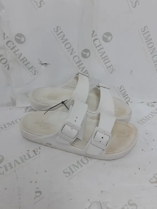 BOXED PAIR OF SKECHERS ARCH FIT FOAMIES SLIDE SANDALS IN WHITE SIZE 6