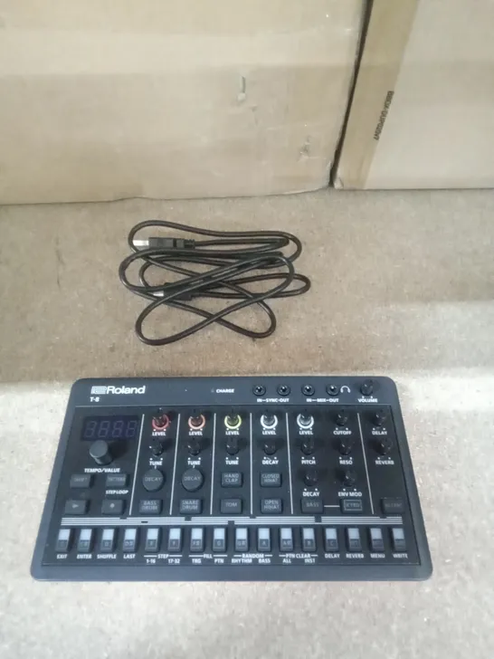 BOXED ROLAND BEAT MAXHINE T-8